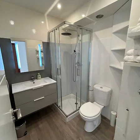 Sea View Flat With Car Park Boarder Cannes